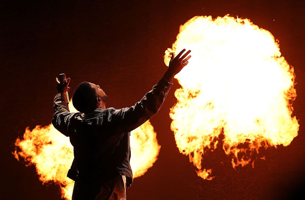 Drake pospuso el lanzamiento después de sufrir una lesión en la rodilla.