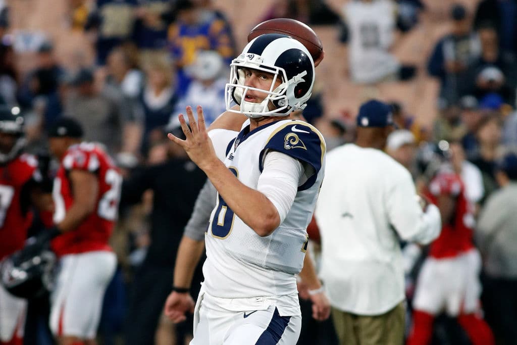 15)
<b>Jared Goff, Los Angeles Rams</b>. Gracias al entrenador Sean McVay Goff lució como un quarterback muy diferente (y mejor) en 2017 comparado a 2016. Si sigue en espiral de crecimiento, será estelar.