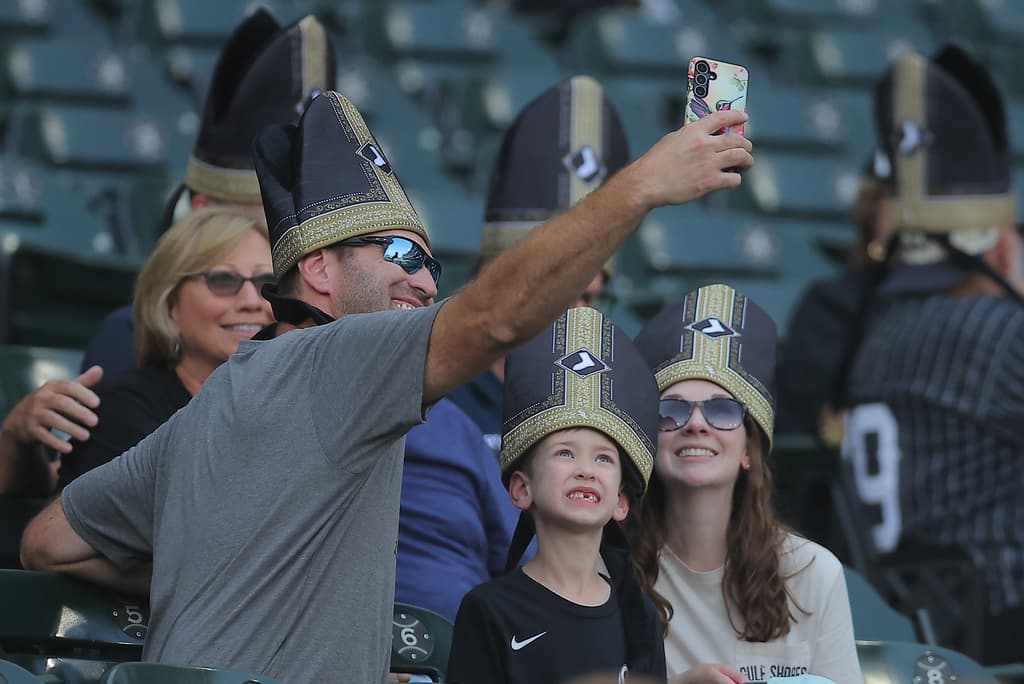 Mitras como las del Papa durante el juego de los Chicago White Sox: las nuevas formas de atraer a los aficionados 