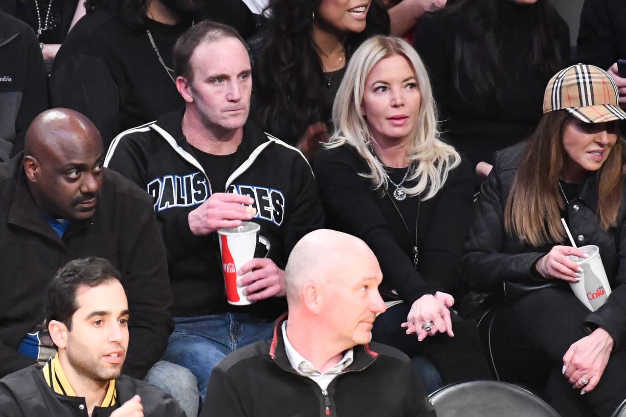 El actor Jay Mohr acompañó a Jeanie Buss, presidenta y propietaria de los Lakers en la gradería, como un aficionado más.