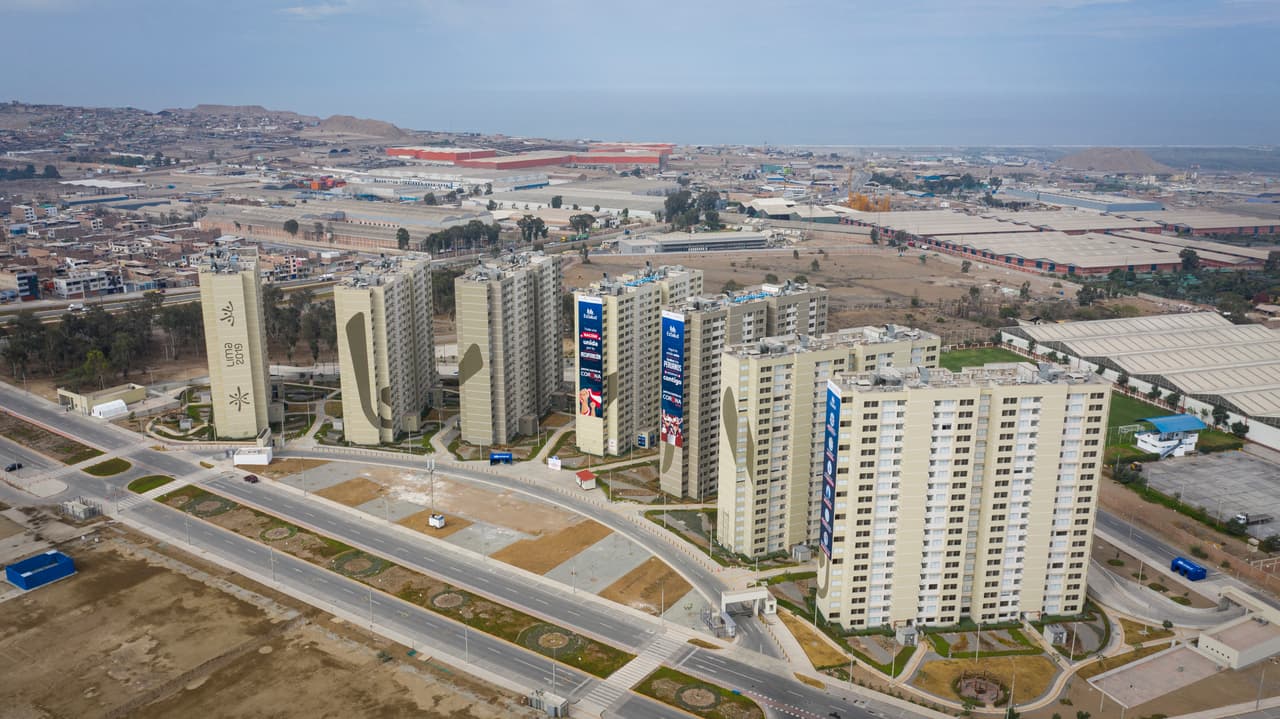 Hace menos de un año se disputaban competencias deportivas en Perú, estas torres albergaban a los deportistas y ahora están convertidos en hospitales de emergencia para pacientes con coronavirus.