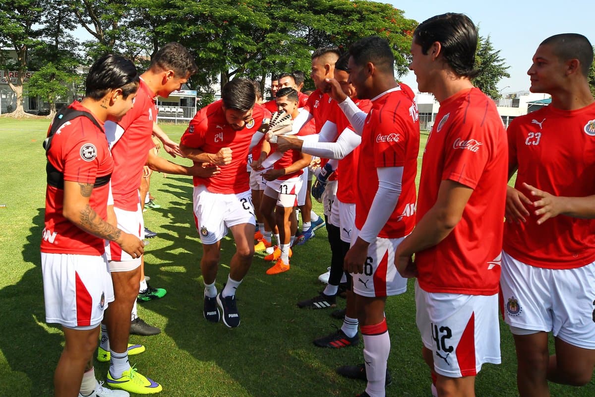 La bienvenida de Oribe Peralta.