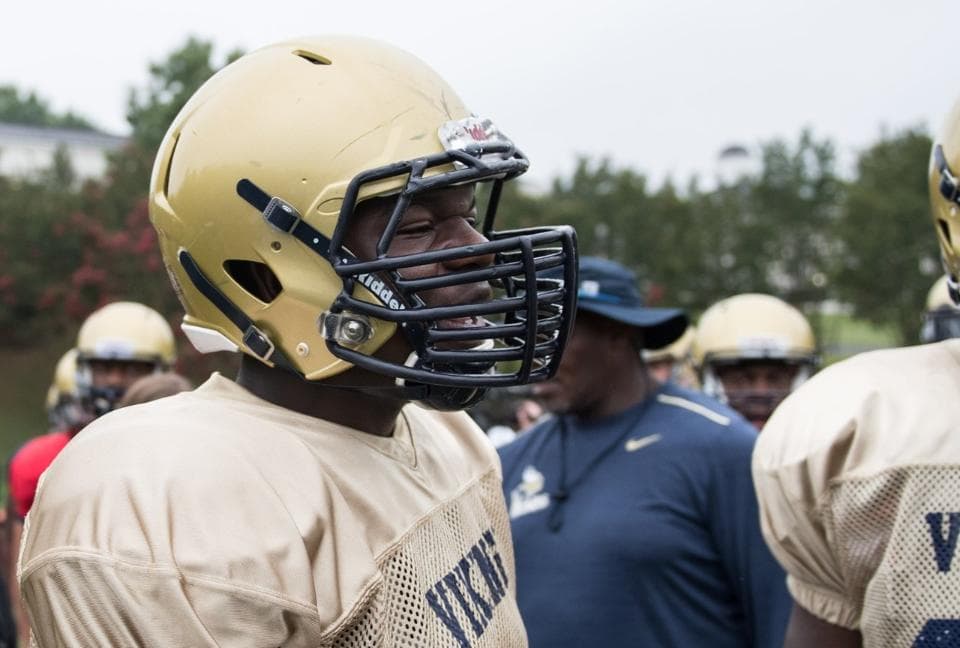 Diversión, aprendizaje, emoción, conviviencia y retroalimentación, los ingredientes principales de la inusual práctica de los Panthers con chicos de preparatoria de Carolina del Sur. Checa las mejores imágenes.