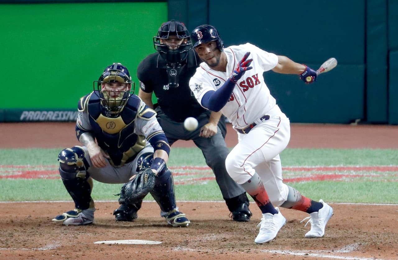 En la parte baja de la séptima entrada, Xander Bogaerts, de los Boston Red Sox, bateó para una doble matanza pero pese a ello James McCann, de los Chicago White Sox, pisó el plato con la tercera anotación de las estrellas del Joven Circuito.