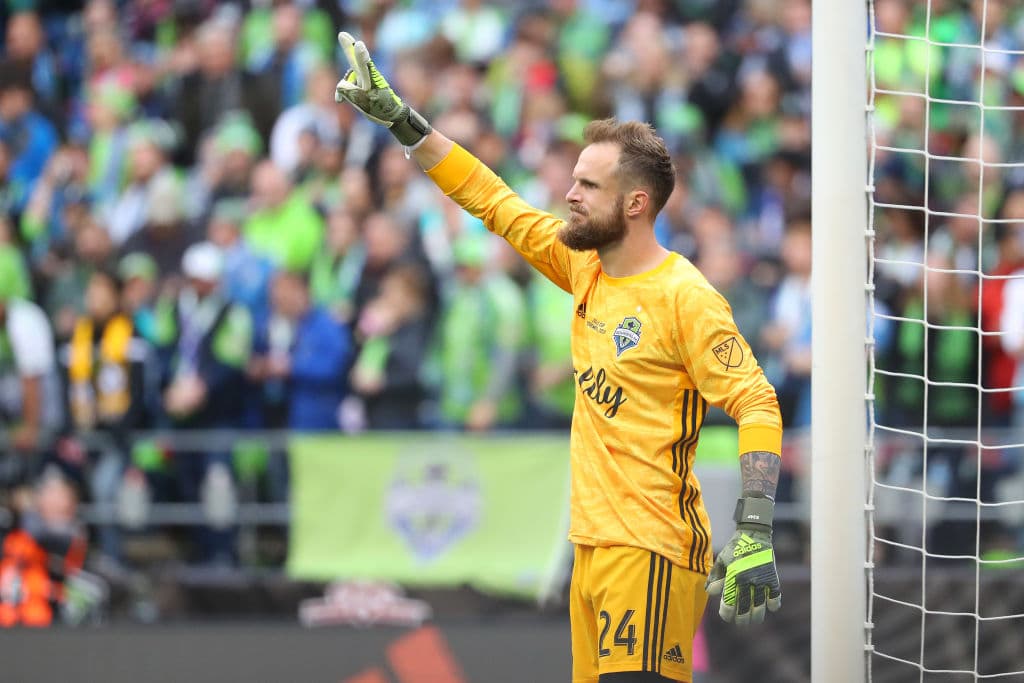 Stefan Frei detiene un balón de peligro y evita la caída de su marco.
