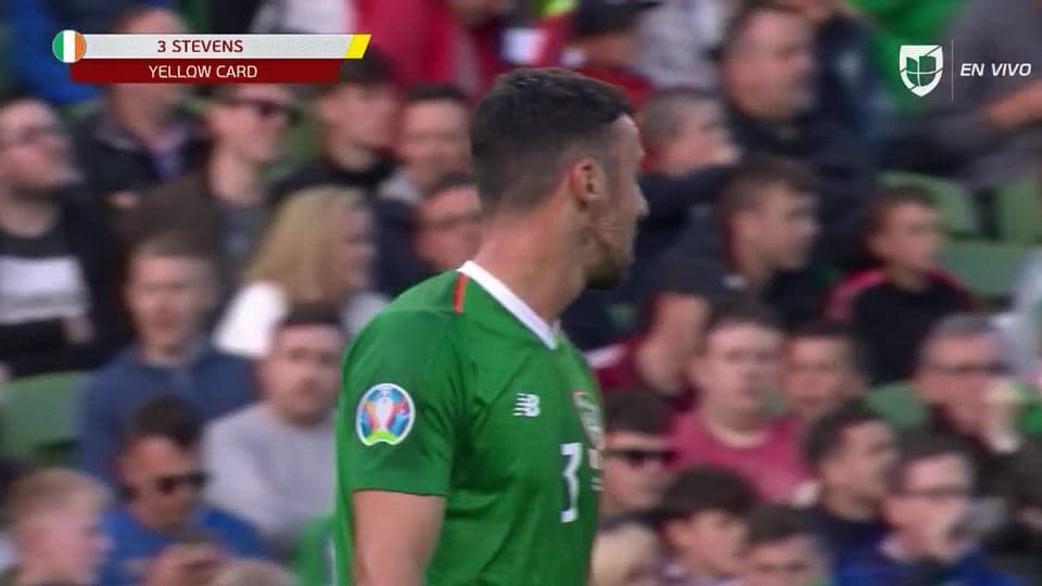 Tarjeta amarilla. El árbitro amonesta a Enda Stevens de Republic of Ireland