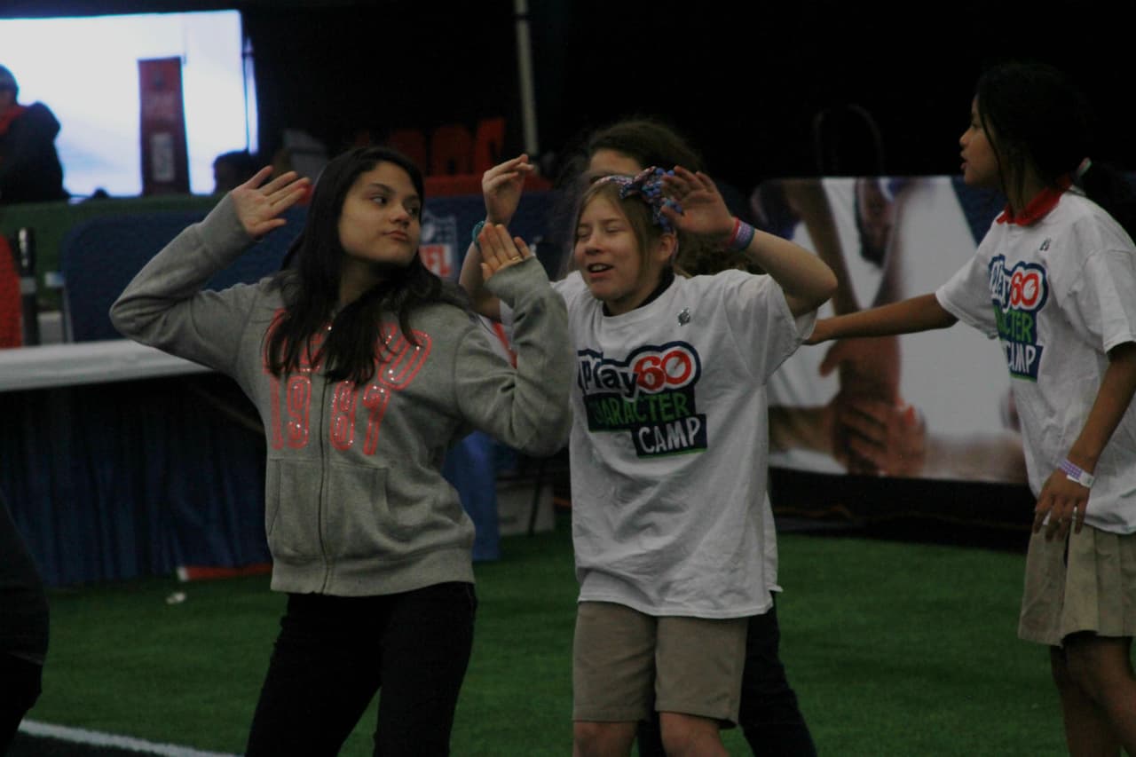 Anthony Muñoz, miembro del Salón de la Fama desde 1998, compartió su experiencia con niños y jóvenes de Houston en el lunes previo al Super Bowl LI.