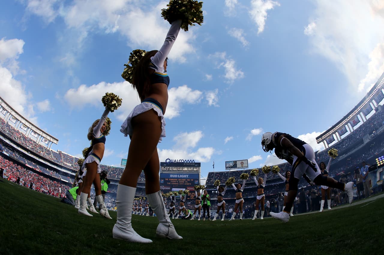 La belleza impactante de las animadoras y la pasión incontenible de los fanáticos le dio alegría a la tradicional jornada del Año Nuevo.