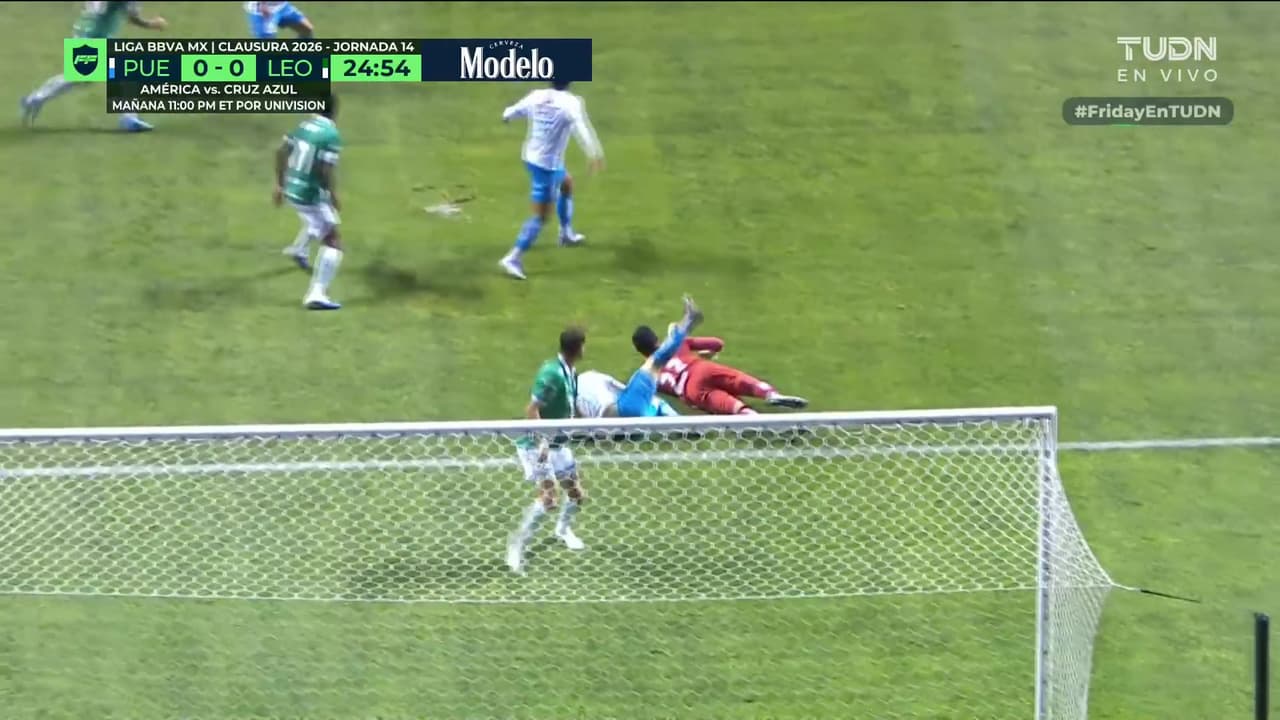¡Pedían penal! Emiliano Gómez disputó el balón en el área con el portero y pudo ser penal