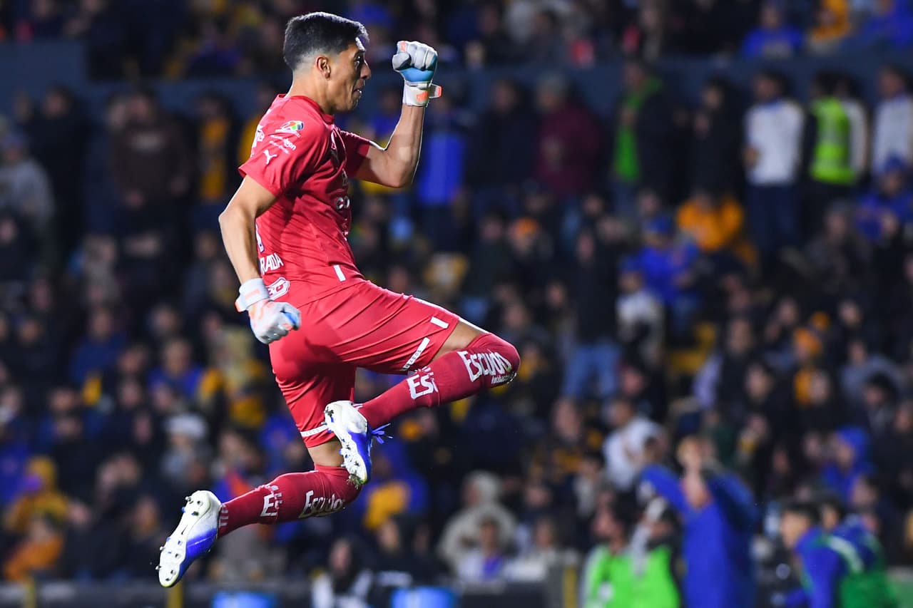 Rayados se impuso a Tigres en el Clásico Regio con un golazo de Luis Romo en el Volcán.