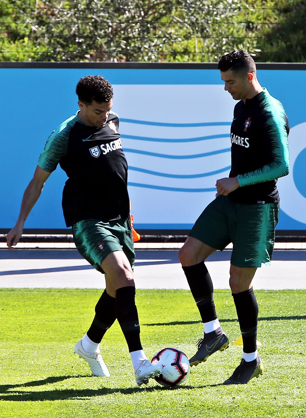 Mientras Cristiano comparte un momento con un viejo conocido de la selección, el defensa Pepe, se llegó a especular que el astro lusitano había dejado entrever la posibilidad de renunciar a la representación de Portugal.