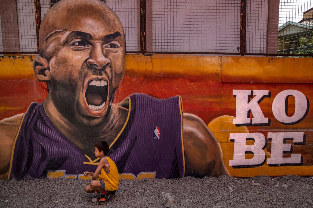 Artistas urbanos crearon una pintura gigante, en una cancha de básquetbol, con la figura de Kobe y su hija Gianna Bryant. Black Mamba era un ídolo en Filipinas.