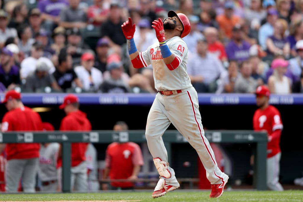 Ante los lanzamientos de Adam Ottavino, el dominicano Carlos Santana pegó cuadrangular en la octava entrada para poner la pizarra 5-3, se llevó por delante a Rhys Hoskins.