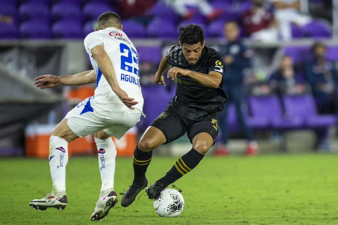 Carlos Vela y Kwadwo Opoku consiguen imponerse al Cruz Azul 2-1 en partido único y avanzan a las semifinales del torneo.