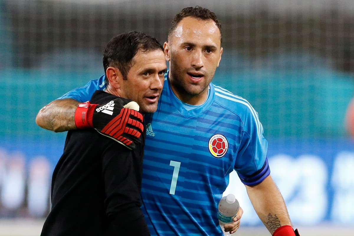 El técnico interino Arturo Reyes (izquierda) es felicitado por el arquero David Ospina. Colombia se enfrentará el martes contra Argentina en su próximo amistoso.