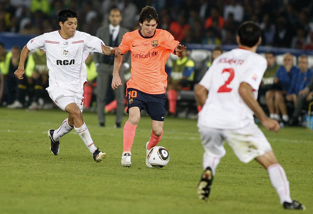 El inovidable Barcelona de los seis títulos guarda recuerdos como granos de arena una playa, pero uno de los más grandes surgió el 19 de diciembre del 2009.
<br>Barcelona caía en la final ante Estudiantes en el Mundial de Clubes. Al minuto 88, Pedro igualó el marcador. La prórroga se hizo necesaria en un duelo harto complicado. 
<br>Otra vez Xavi y otra vez Messi, y el juego se resolvió a los 110 con un gol de remate de pecho de Lio.