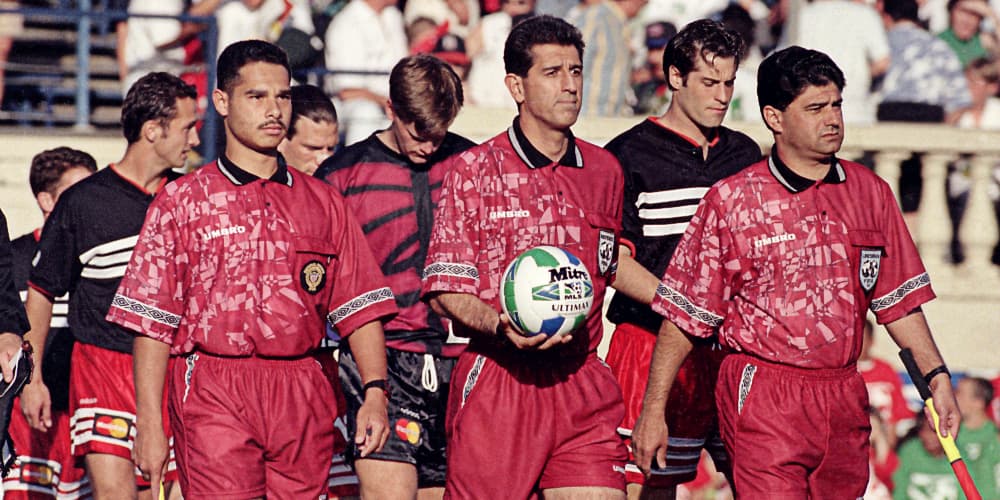 Este fue el trío arbitral del primer partido de MLS.