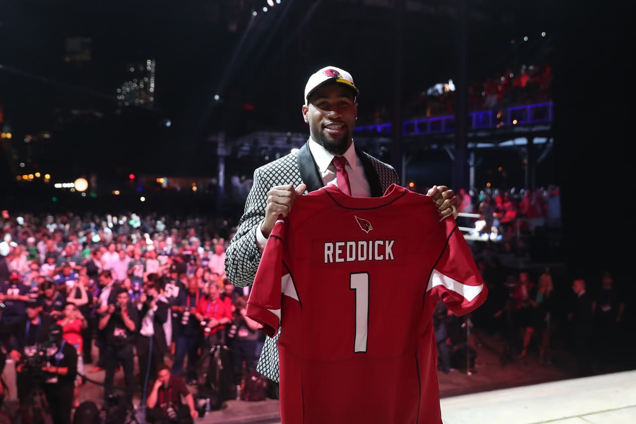 <b>13 HAASON REDDICK | LB Arizona Cardinals</b>
<br>Universidad: Temple
<br>Estatura: 6’1’’
<br>Peso: 237 libras
<br>
<br>Destacar: El anterior liniero defensivo creció con base en su fuerza primero como un ala defensiva y después demostró gran potencial jugando como linebacker en el Senior Bowl.
<br>
<br>Resumen: Atleta fenomenal cuyos únicos límites parecen ser la falta de experiencia en la posición que parece más adecuada para él dentro de la NFL.
<br>
<br>Conclusión: El cuarto jugador que jamás ha sido tomado en la primera ronda de Temple.