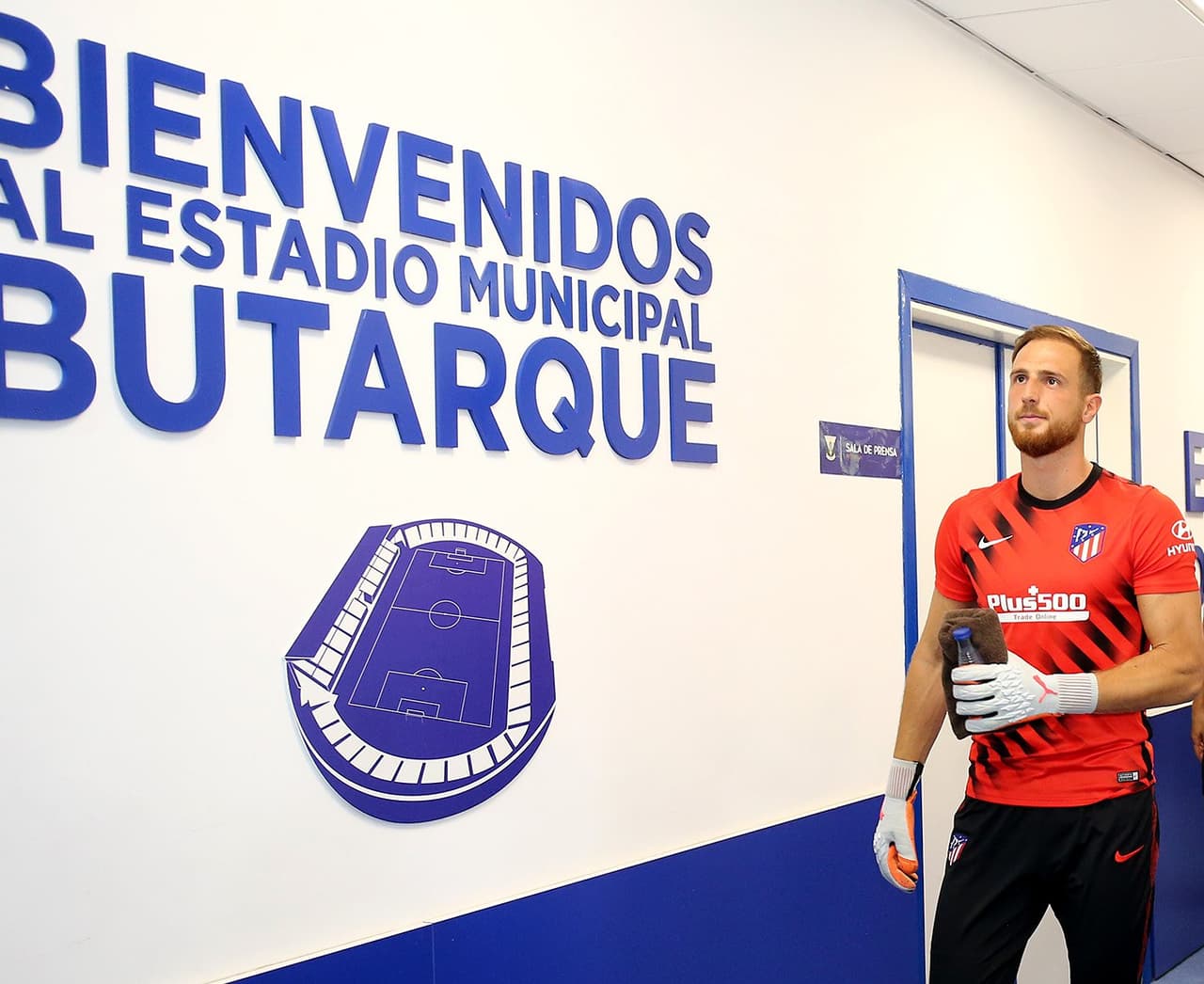 El arquero Oblak se prepara para salir al campo.