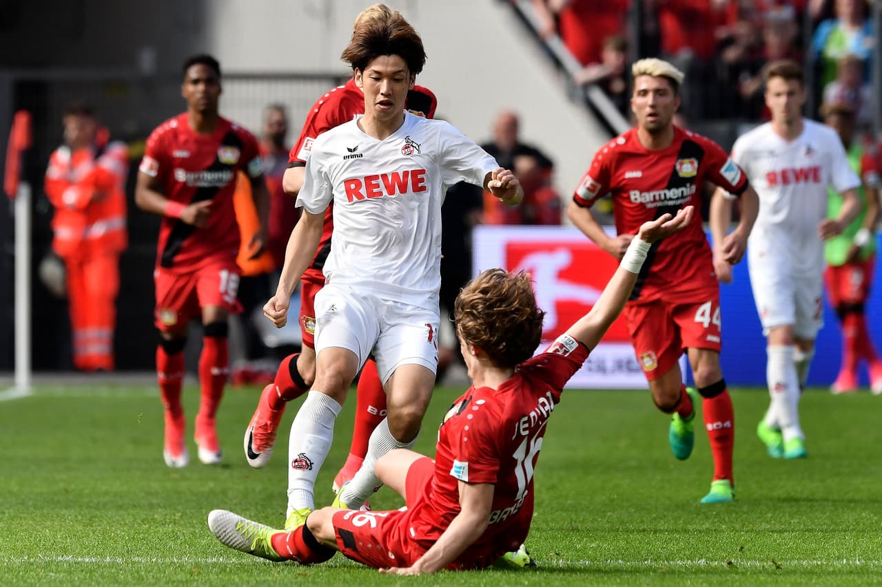 El dominio en el principio del partido fue visitante, a pesar del ímpetu que pusieron los locales, contagiados por 'Chicharito' en la cancha.