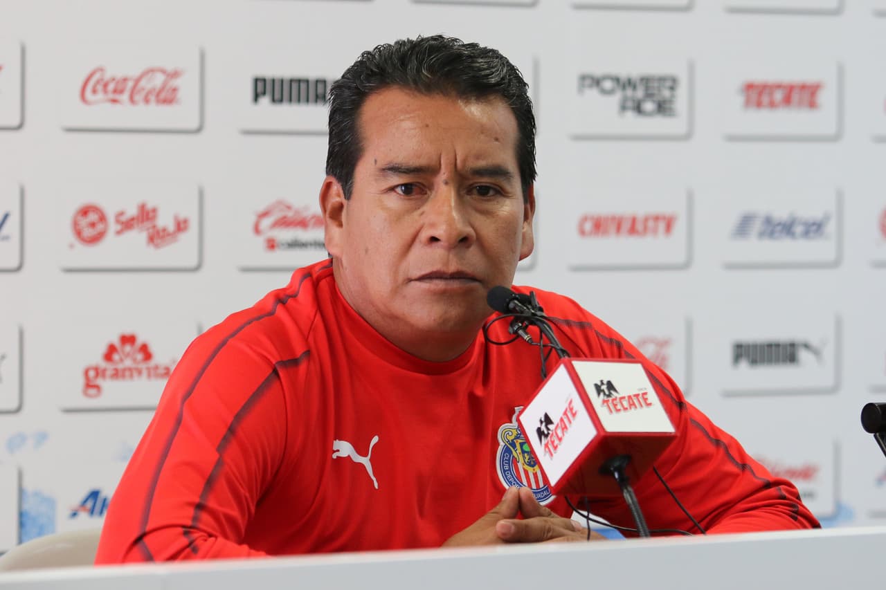 Un día antes de la confirmación de Tomas Boy como nuevo técnico de Chivas de Guadalajara, Alberto Coyote tuvo una última rueda de prensa. Esta fue la última imagen del estratega interino a cargo.