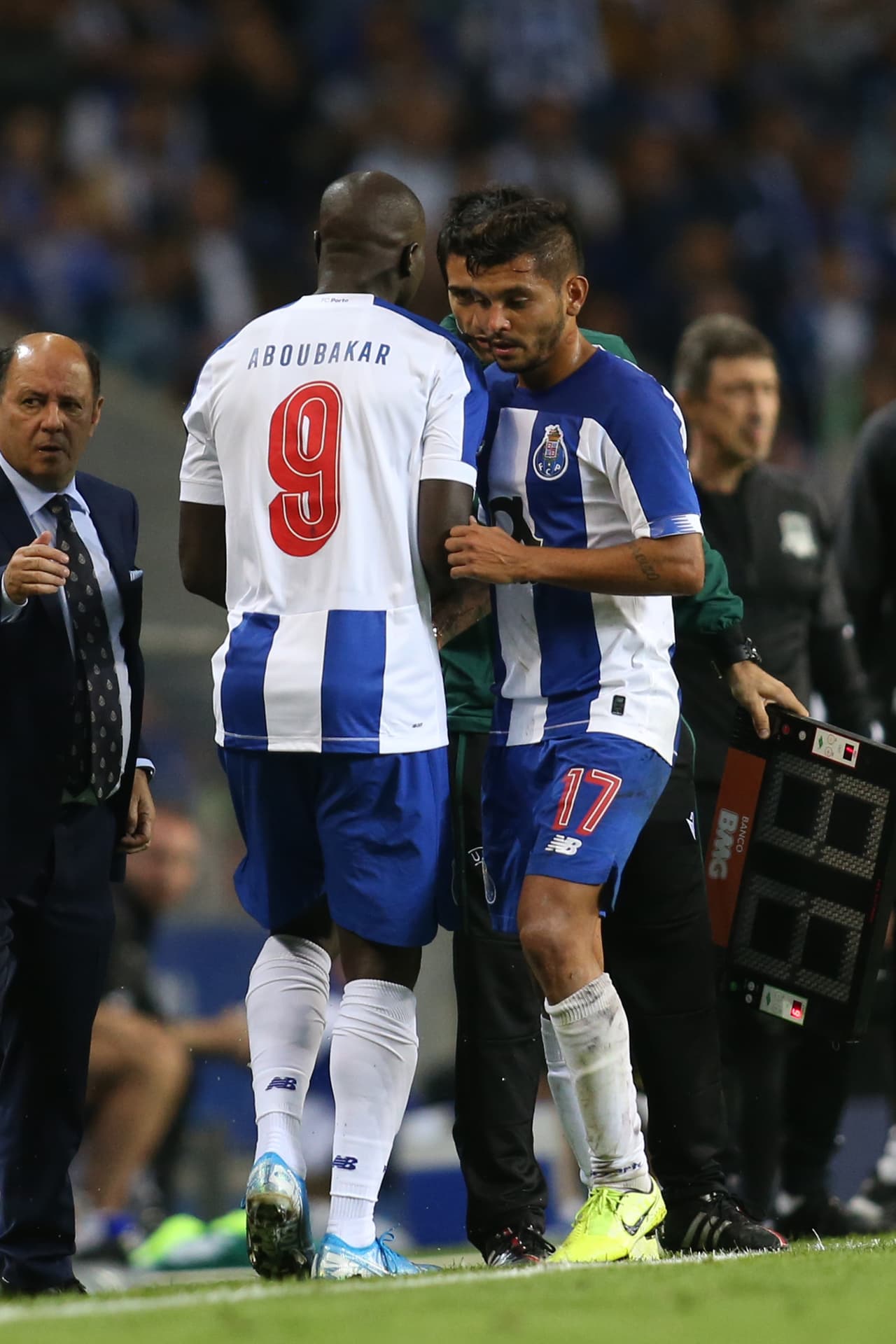 Los ex América, Mateus Uribe y Agustín Marchesín, así como Corona, recibieron tres goles en casa.