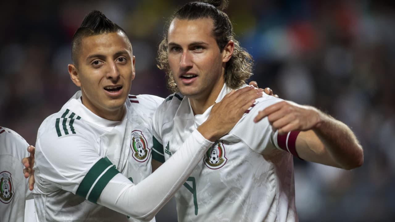 Santiago Giménez y Roberto Alvarado celebran gol con el Tri.