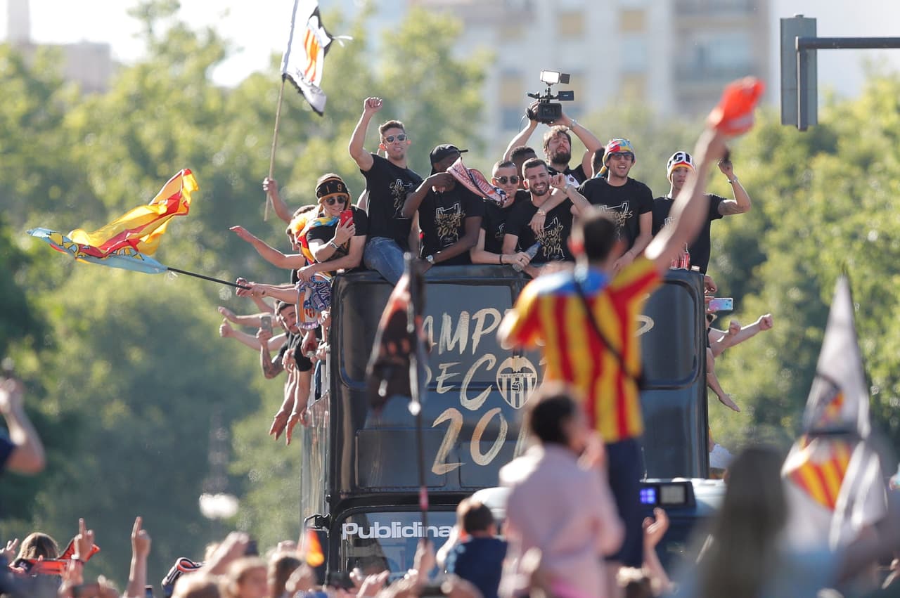 En las calles de Valencia y en el Estadio Mestalla se vivió la celebración del título de la Copa del Rey obtenido por el Valencia CF, primero en 11 años y octavo en la historia.