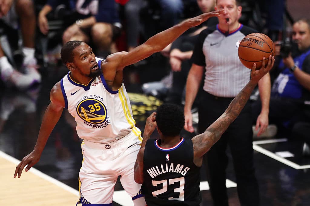 Además de eso, Durant (izq) recuperó siete rebotes y repartió seis asistencias, pero sobre todo siendo ese líder que los Warriors necesitaban en los momentos de mayor presión.