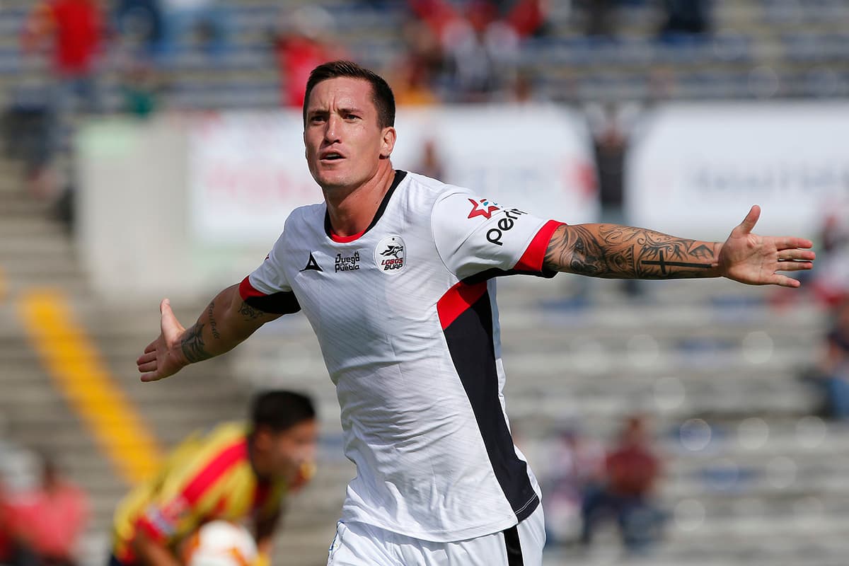 Leonardo Ramos anotó los dos primeros goles de Lobos a los minutos 44 y 51.