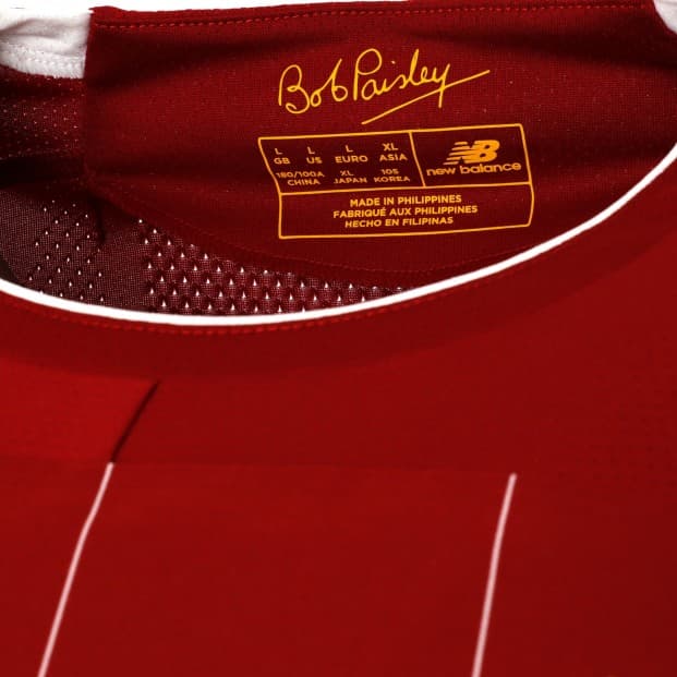 Además, en el interior cuenta con la firma del entrenador más importante en su historia, ganador de tres Copas de Europa y responsable del color rojo en el club.