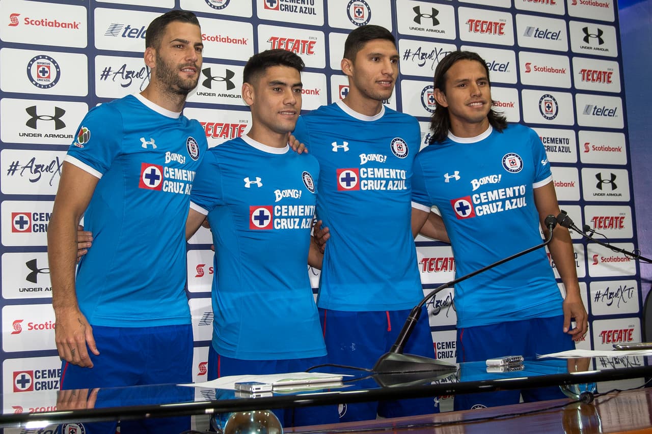 El chileno Felipe Mora (segundo de izquierda a derecha) llegó a Cruz Azul con el cartel de ser el máximo goleador en la liga de su país con la Universidad de Chile en su país.