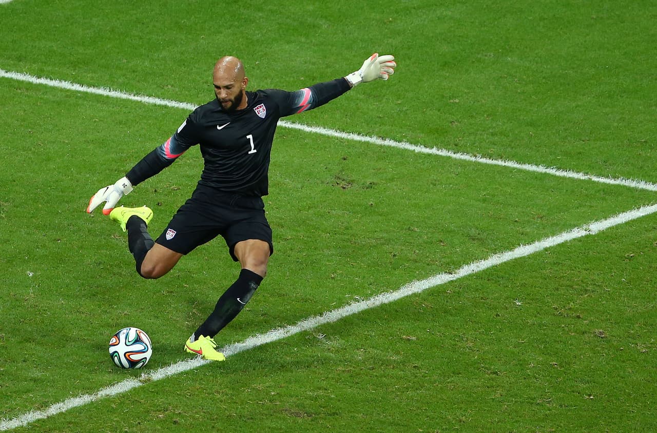 El único detalle de Howard es que la distancia de la portería al resto del campo, particularmente a la delantera, es demasiada y cualquier liderazgo suele diluirse con la distancia. De cualquier manera, la comunicación con su defensa parece rota especialmente luego de lo visto ante Guatemala.