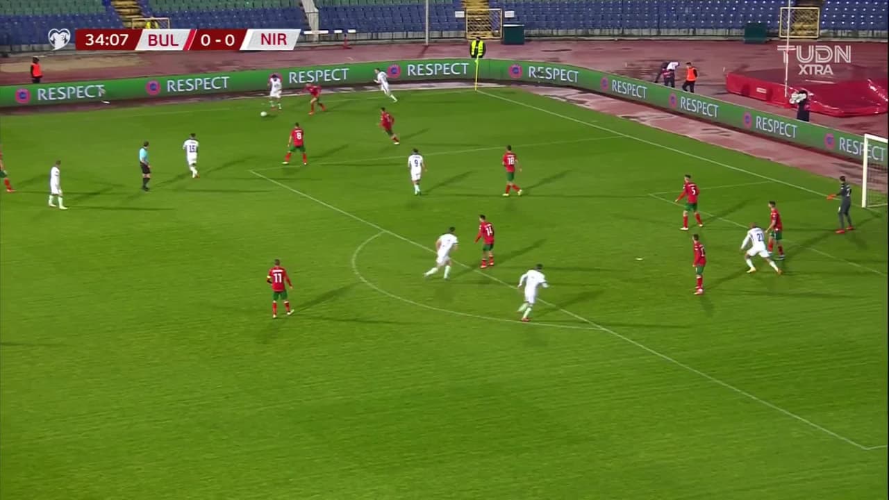 ¡TIRO ATAJADO! disparo por Josh Magennis.