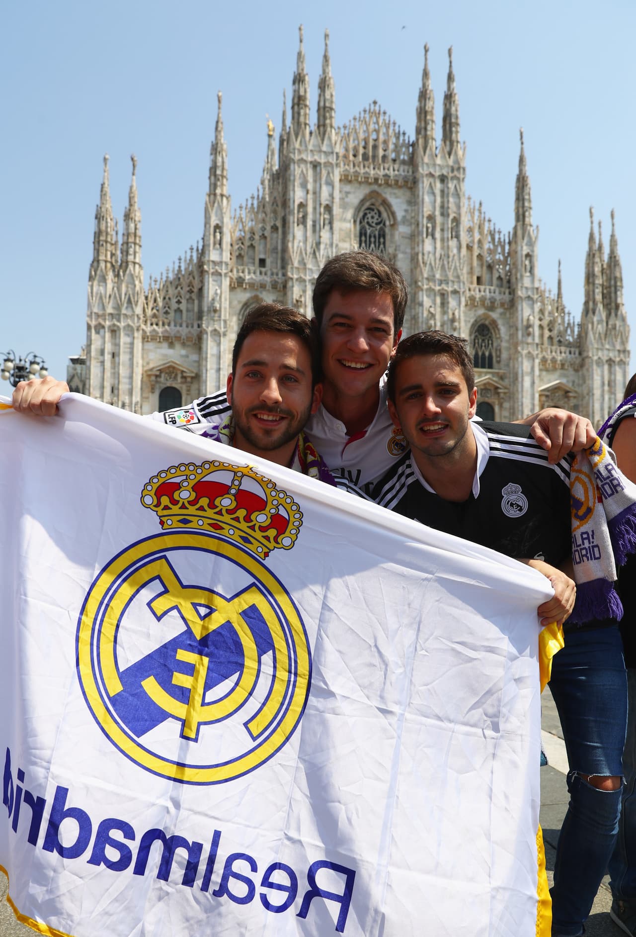Aficionados merengues y colchoneros se adueñaron de las calles de Milán.