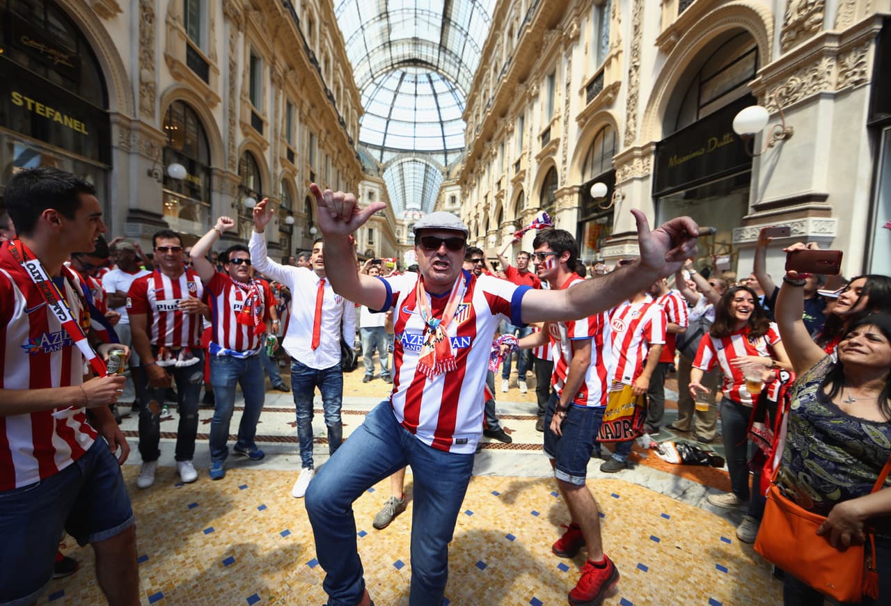 Aficionados merengues y colchoneros se adueñaron de las calles de Milán.