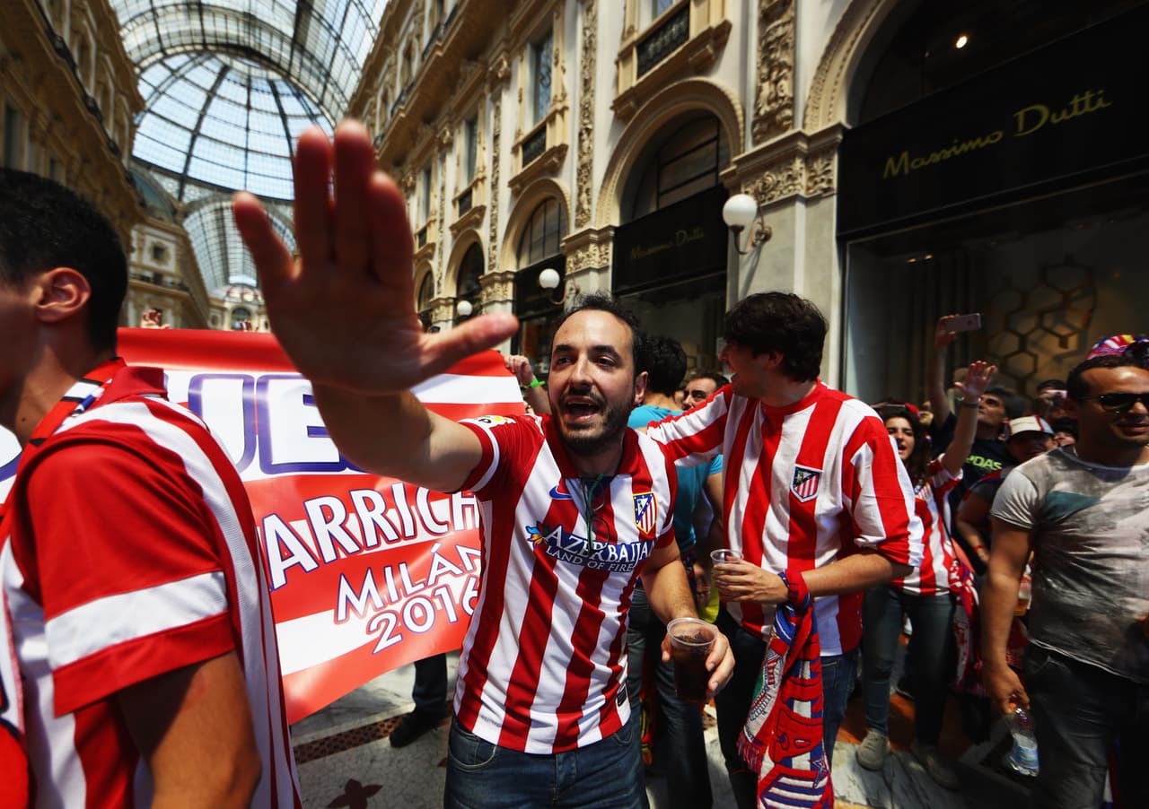 Aficionados merengues y colchoneros se adueñaron de las calles de Milán.