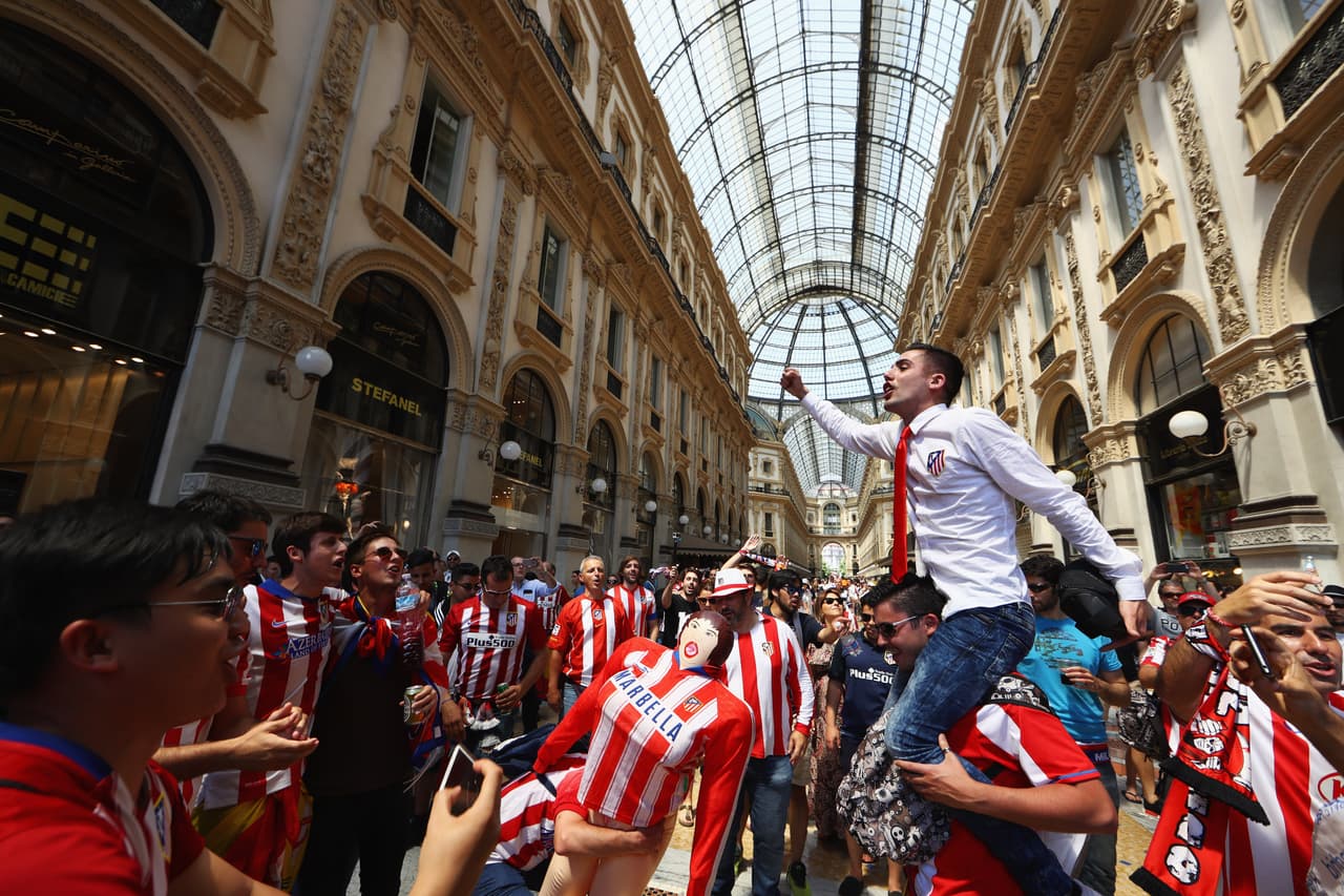 Aficionados merengues y colchoneros se adueñaron de las calles de Milán.