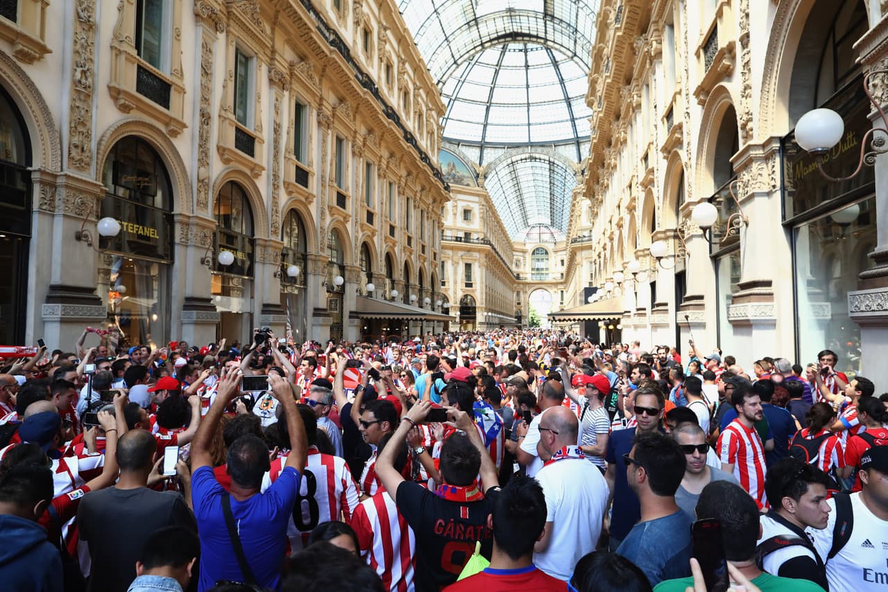 Aficionados merengues y colchoneros se adueñaron de las calles de Milán.