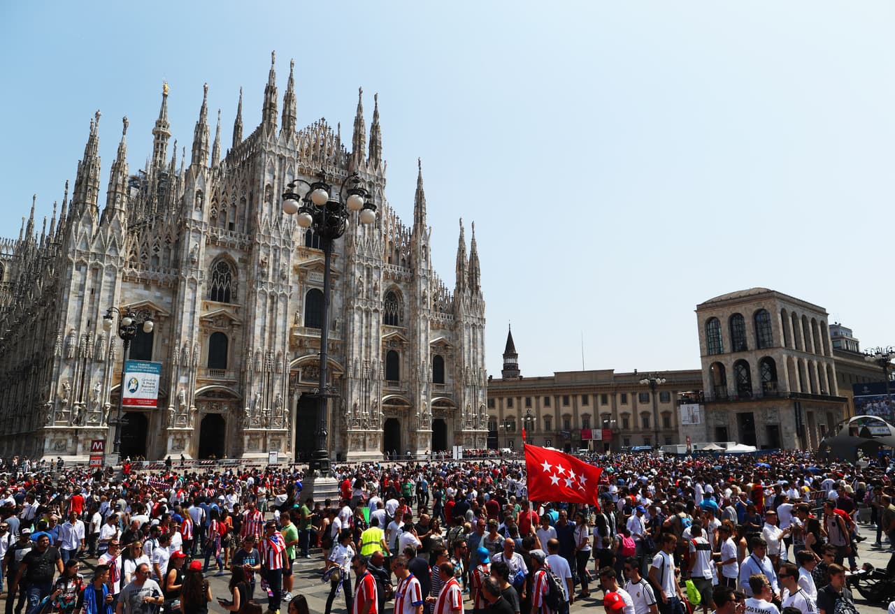 Aficionados merengues y colchoneros se adueñaron de las calles de Milán.