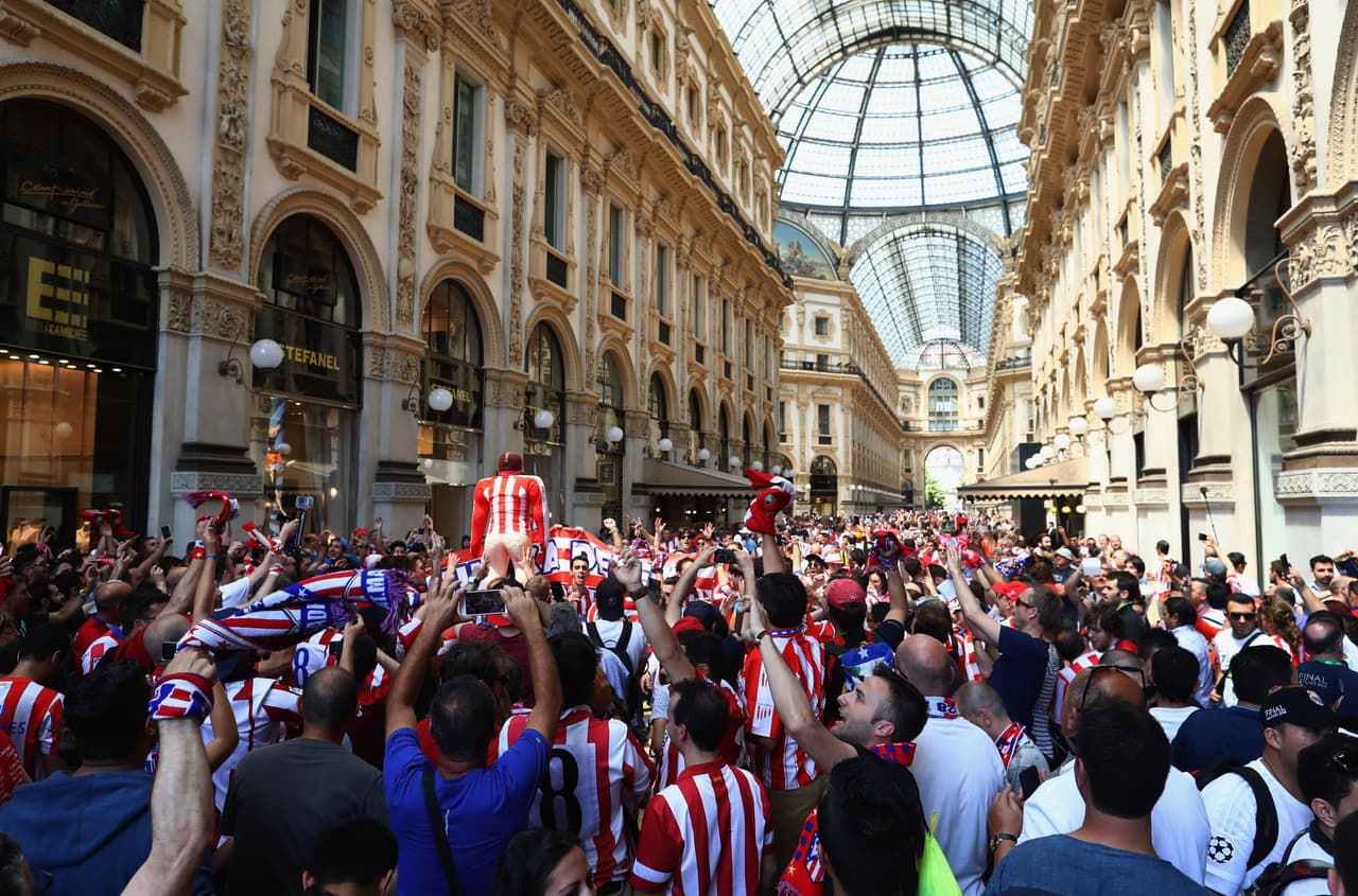 Aficionados merengues y colchoneros se adueñaron de las calles de Milán.