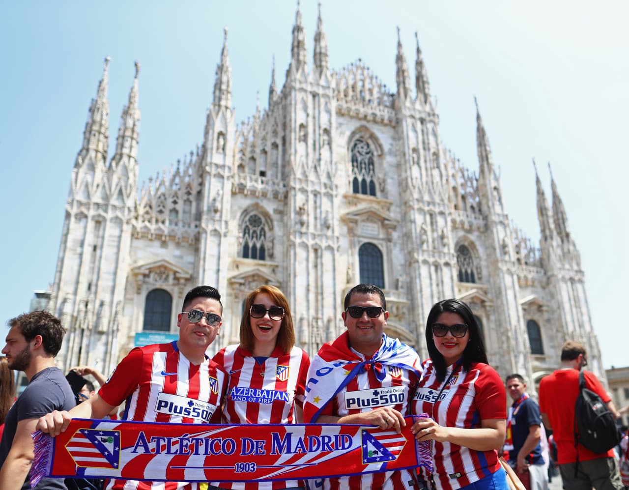 Aficionados merengues y colchoneros se adueñaron de las calles de Milán.