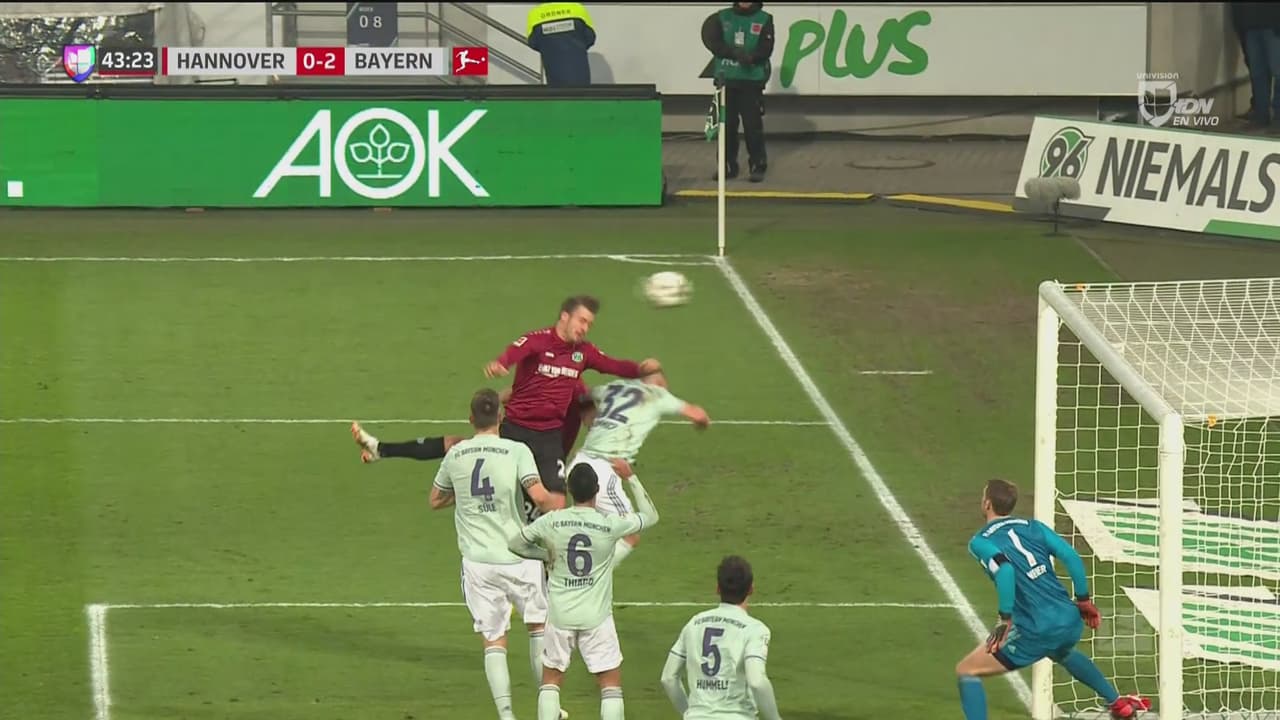 ¡Qué salvada! Weydandt desperdició una gran oportunidad ante el Bayern