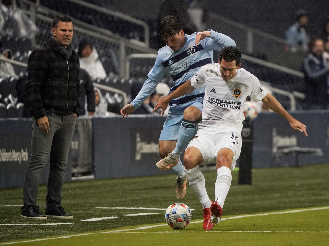 El equipo angelino no pudo contar con Javier 'Chicharito' Hernández en el partido frente a SKC.
<br>