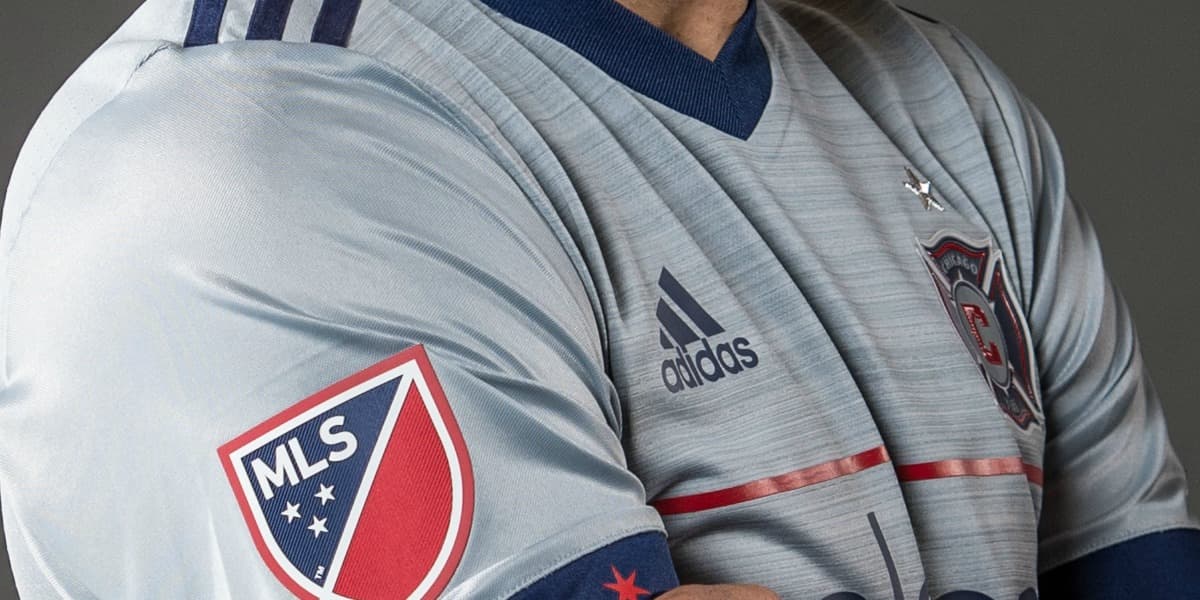 El tono en este uniforme alternativo es el mismo que ocupa el centro del escudo del equipo de 'la Ciudad del Viento'. (Crédito: Chicago Fire SC)