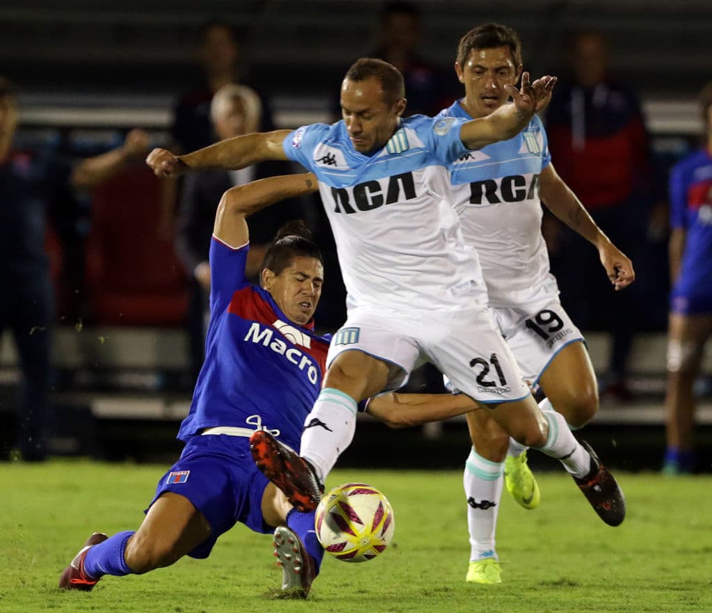 "Había que comerse el plátano porque en cualquier momento venían los calambres por el esfuerzo en la cancha. Lo vieron todos, pero no tenía tiempo para comer tranquilo", comentó después del juego entre risas.