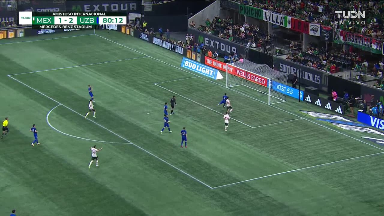 ¡GOL!  anota para México. Raúl Jiménez