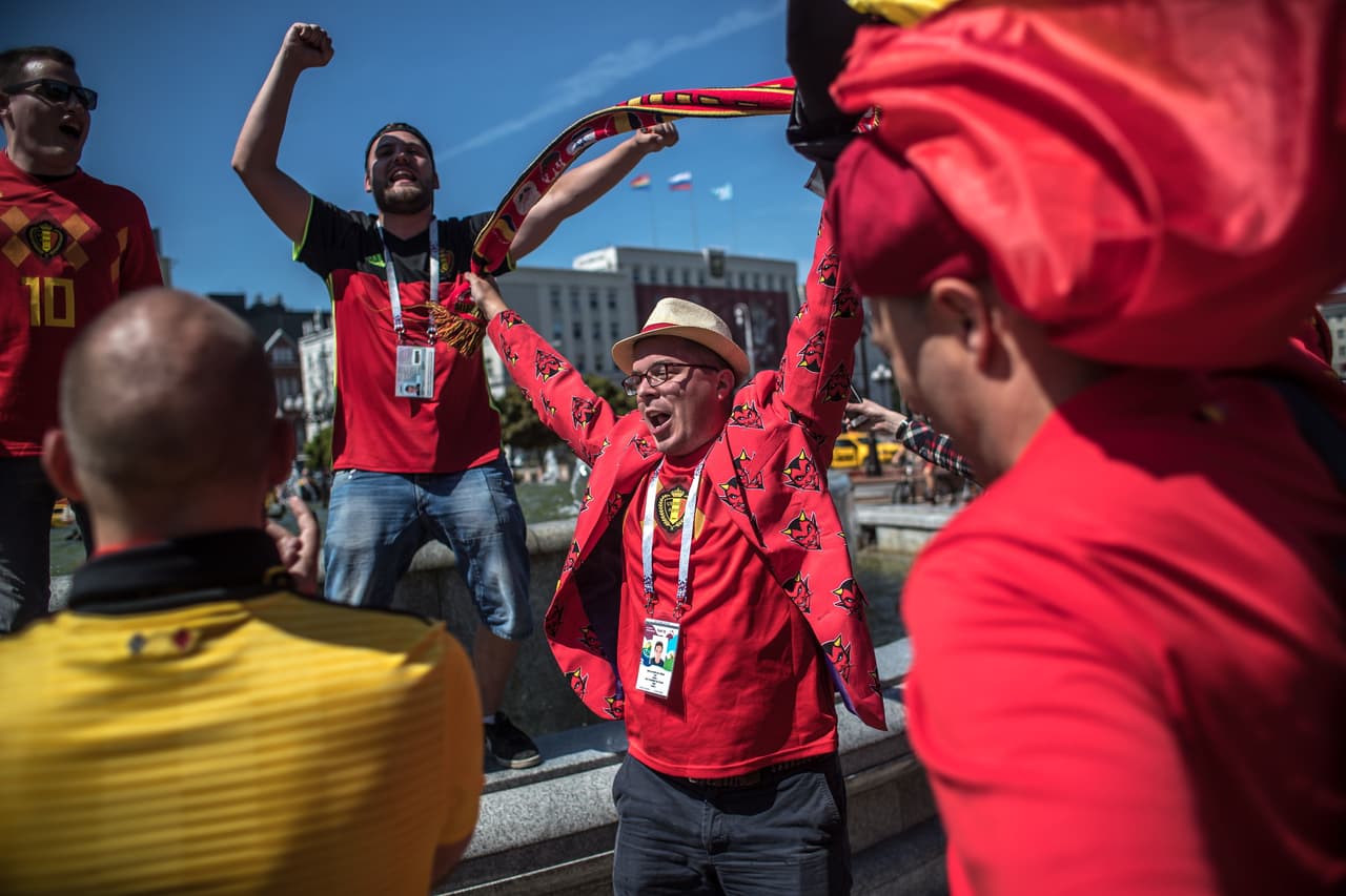 El colorido de los fanáticos de Bélgica e Inglaterra prendió la fiesta del partido entre ambos equipos por la definición del liderato del grupo H en el Mundial de Rusia 2018.