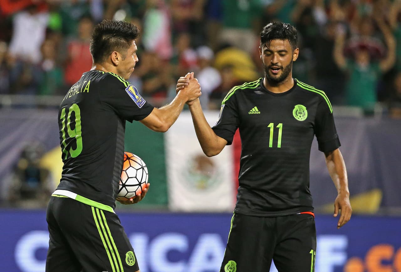 Oribe Peralta y Carlos Vela ante Cuba.