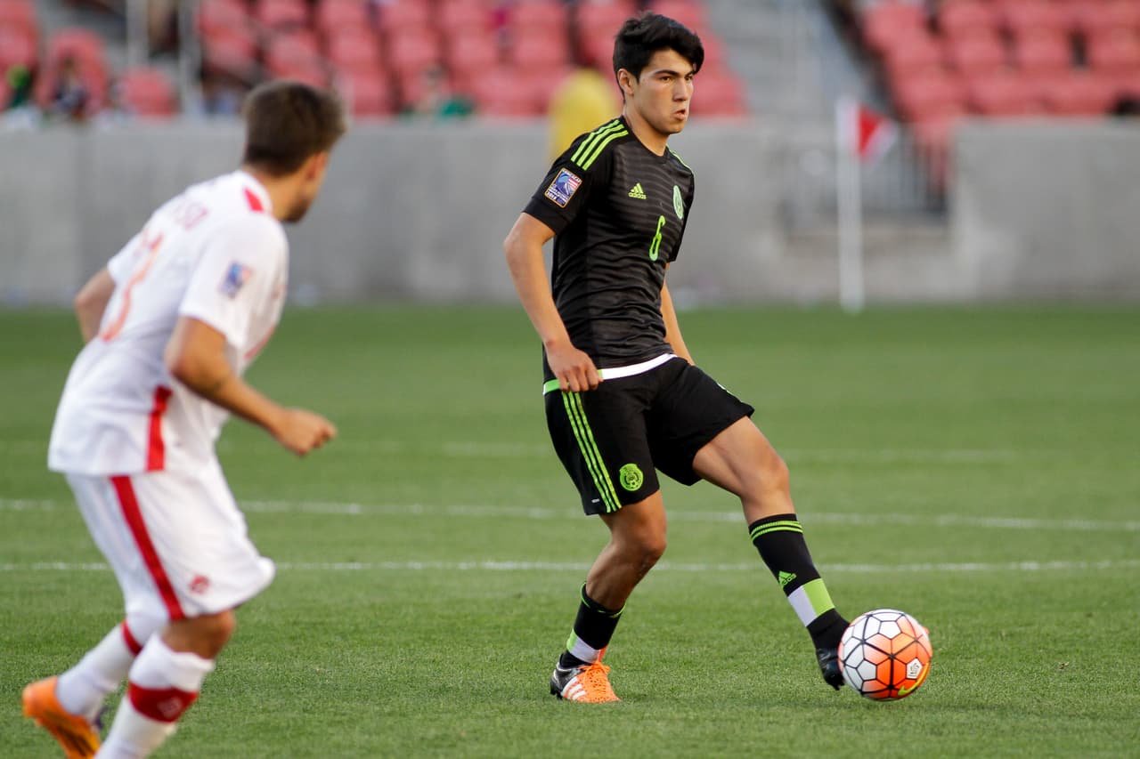 El seleccionado mexicano tiene un fácil disparo de media distancia o puede darse la pausa y servir al compañero mejor ubicado.